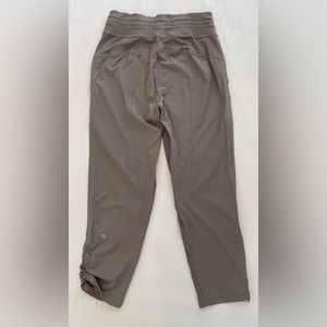 Lululemon Athletica On The Fly Mid/Rise Size 4 inseam 24